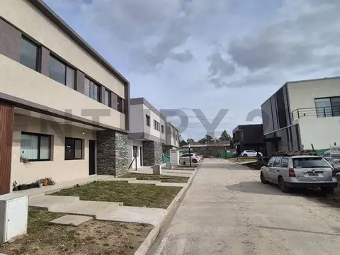 Dúplex a estrenar con jardín y parrilla en Spring Park Pilar