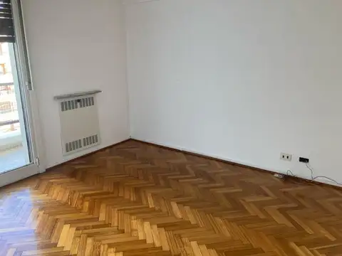 HERMOSO DEPARTAMENTO DE 3 AMBIENTES CON BALCON - EDIFICIO SOBRE AV RIVADAVIA esq PUAN