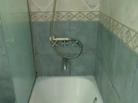 Venta de casa de cuatro ambientes en Haedo Sur Apto Credito