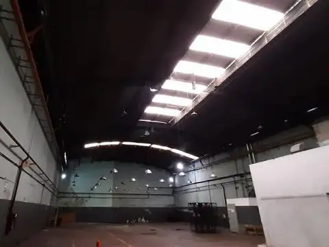 Excelente deposito en venta de 1700 m2 cubiertos en constitucion. Zonif: Mix 4.