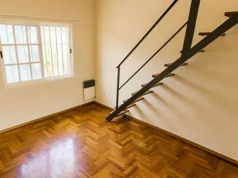 Venta casa en Triplex de 4 Ambientes con altillo,  Cochera y Patio en Aldo Bonzi