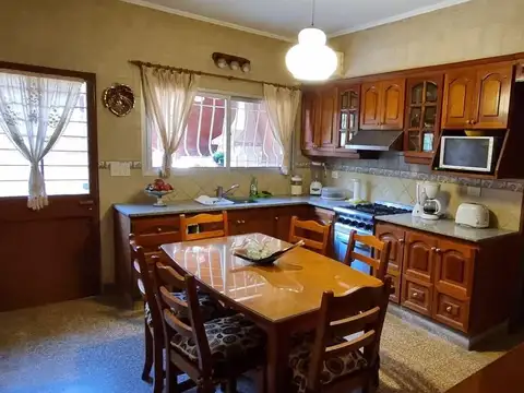 Casa 6 ambientes con 4 baños