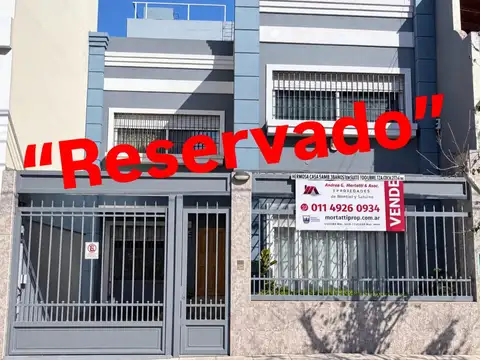 Hermosa Casa 5 Ambientes. Cochera. Dormitorio en Suite. 3 Baños. Fondo Libre. Terraza. Jardín. Apto Crédito!