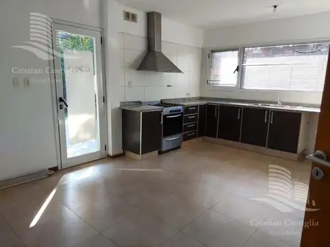 Casa 6 ambientes con 2 baños