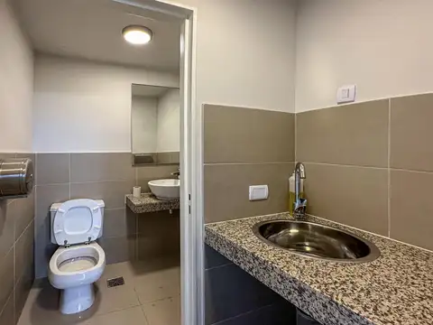 Local Comercial en pleno Refinería con posibilidad de expansión