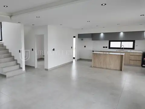 Casa 5 ambientes con 2 baños