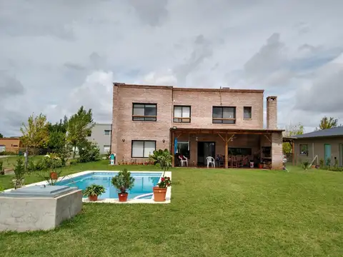 Casa a la laguna de 5 ambientes - APTA CREDITO