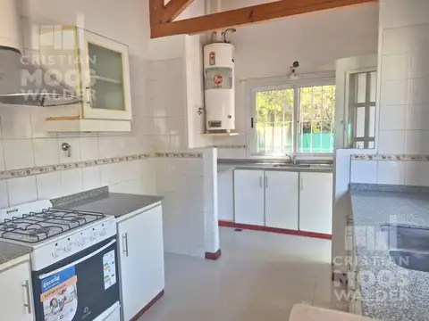 Casa 4 ambientes con 2 baños