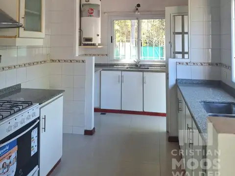 Casa en Alquiler con 2 cocheras