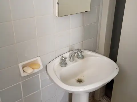 impecable casa ph al frente con entrada propia -