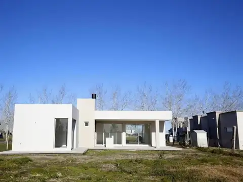 Casa en venta - 3 dormitorios 3 baños - Cochera - Haras del Sur III, La Plata