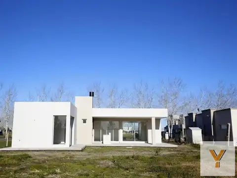 Casa en venta - 3 dormitorios 3 baños - Cochera - Haras del Sur III, La Plata