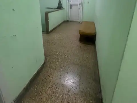 Oficia con excelente ubicación en el centro de Lomas de Zamora. Uso profesional.