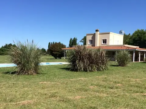 Casa 4 ambientes con 2 baños