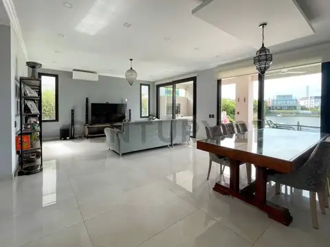 Casa en Venta con 5 cocheras