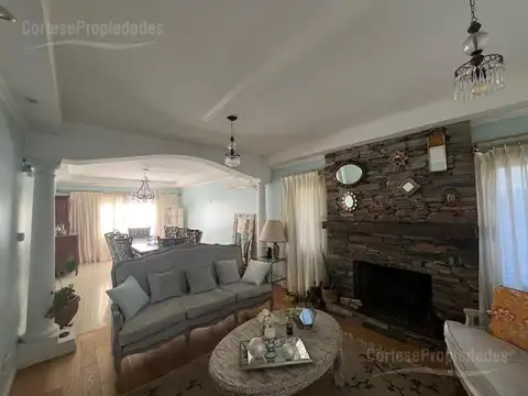 Casa 6 ambientes con 2 baños