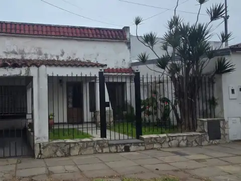 CASA AL FRENTE 3 DORM., COCHERA Y PATIO B° SUR