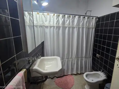 CASA AL FRENTE 3 DORM., COCHERA Y PATIO B° SUR