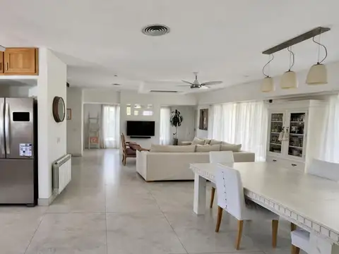 Casa 6 ambientes con 3 baños