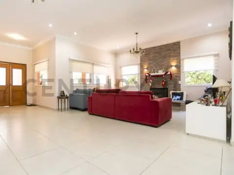 Casa en Venta con 2 cocheras