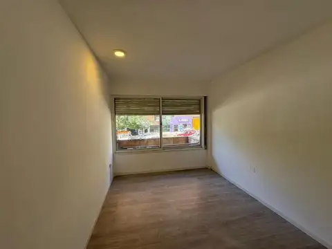 SE ALQUILA OFICINA, SAN JUAN Y CAÑADA, 2 PRIVADOS-BAÑO-SALA.