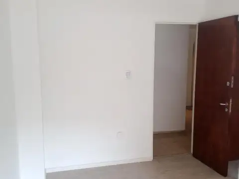 SE ALQUILA OFICINA, SAN JUAN Y CAÑADA, 2 PRIVADOS-BAÑO-SALA.