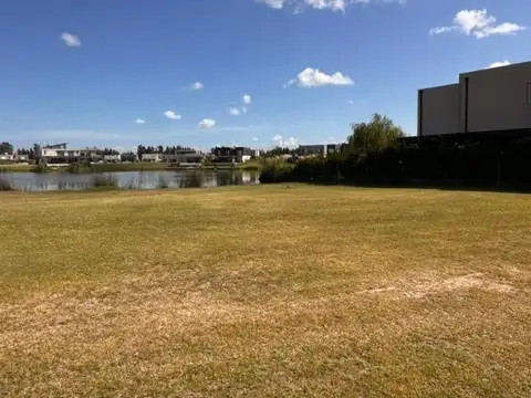 Villanueva Barrio Cerrado Santa Ana excel lote a laguna