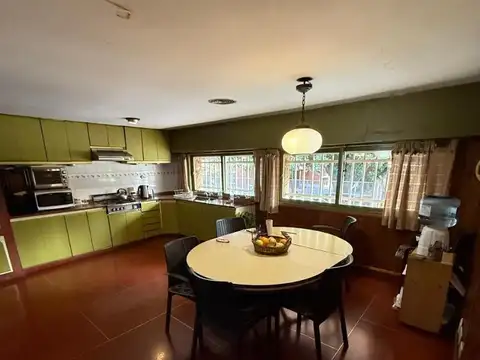 Casa en Venta con 3 cocheras