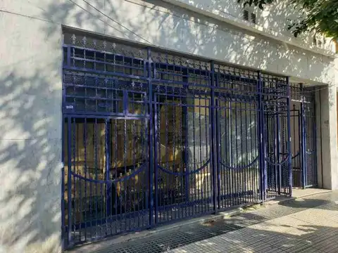 Venta Local más depto de 3 Amb Av. Entre rios