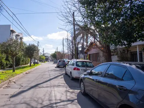 Zapiola al 200, Villa Luzuriaga