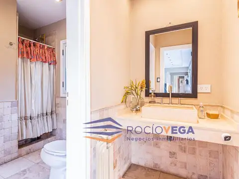 Casa 9 ambientes con 6 baños