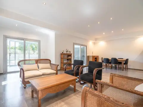 Casa en Venta con 4 cocheras