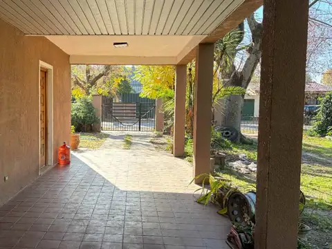 Casa en Venta con 2 cocheras