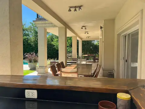 Casa en Alquiler con 7 cocheras