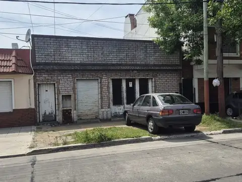 Casa s/amplio lote propio, con coch y fondo libre