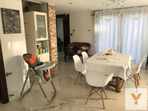 Casa en Venta con 3 cocheras