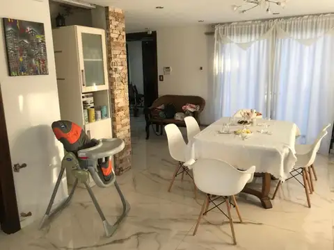 Casa en Venta con 3 cocheras