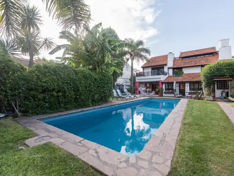 Casa en venta 7 ambientes zona San Isidro, con jardín.