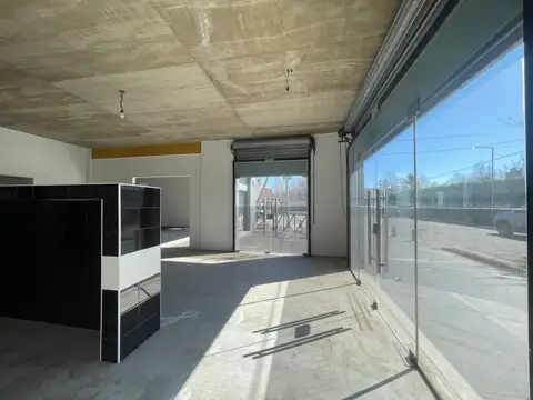 LOCAL en esquina .Centenario e Isla Lenox Garin.