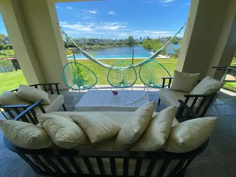 Casa en Alquiler Temporal con 2 cocheras