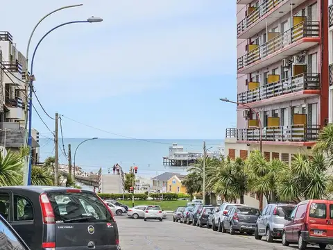 Dpto 2 amb. con dependencia, lateral, vista al mar.