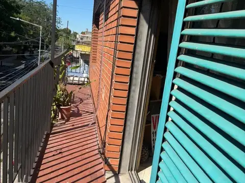 Casa 1° piso con patio, balcon al frente + garage y local