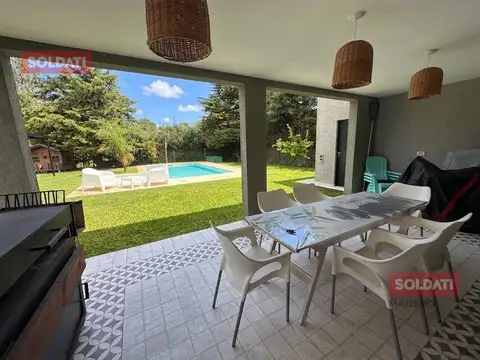 CASA VENTA LA CANDIDA 4 AMBIENTES PISCINA