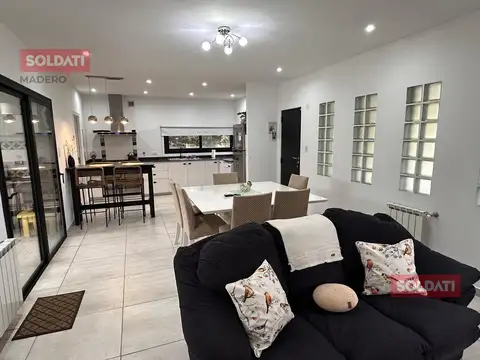 Casa 4 ambientes con 2 baños