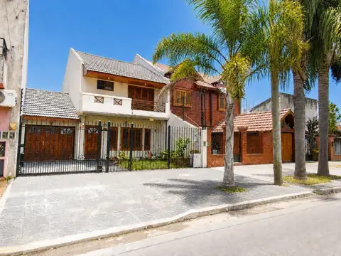 OPORTUNIDAD VENTA CHALET 5 AMBIENTES CON PILETA, COCHERA Y QUINCHO
