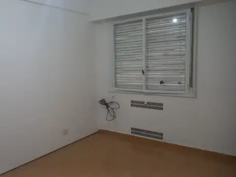 3 ambientes - luminoso- super amplio 60 m2 cub - con baulera- a 2 cuadras del subte -  bajas expensas