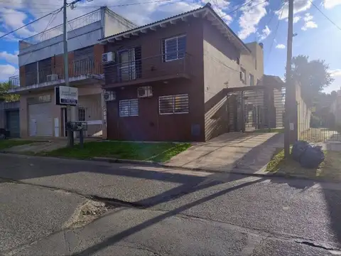 Lobos 2200 , Piso 1