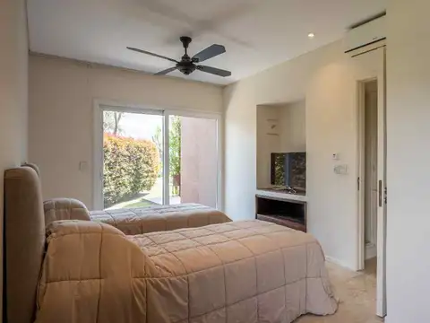 ESPECTACULAR CASA DE 420 MTS2, CON PILETA Y AMARRA