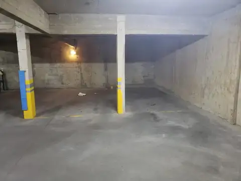 Cochera cubierta en exc ubicación. Hay varias.