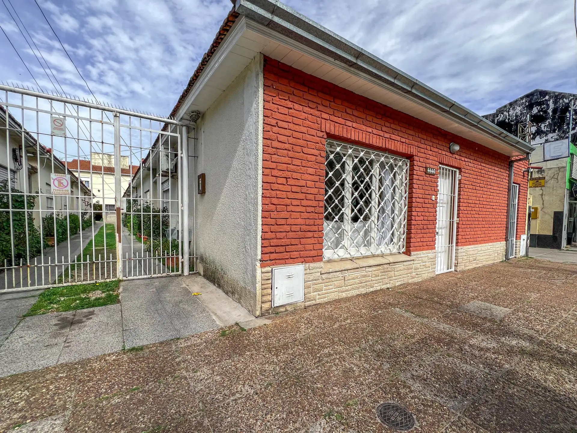 Chalet PH frente 3 amb. con cochera cubierta - Córdoba y Larrea